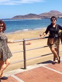Entrevista a la escritora vasca Elisa Rueda: Las Canteras, paraíso de olas, orillas de felicidad
