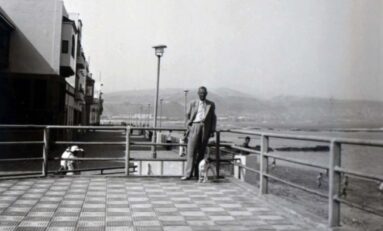 1954: el galán posa en el balconcillo del balneario