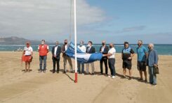La playa de Las Canteras celebra la llegada del verano izando la Bandera Azul