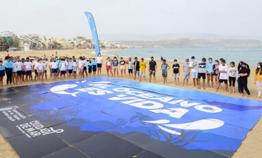 80 escolares despliegan un mosaico en Las Canteras como compromiso con la vida en el mar en el Día Mundial de los Océanos