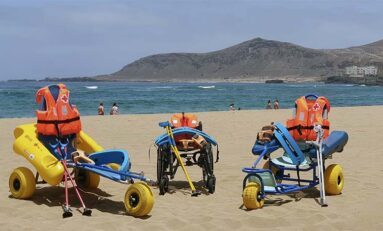 Cruz Roja en Canarias brinda el servicio de baño asistido en la playa de Las Canteras