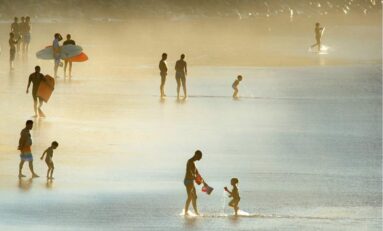 El fotógrafo Tony Hernández gana el certamen nacional #veranoOlympus con una foto de la orilla de Las Canteras