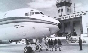 Un avión DC-8 de AVIACO llamado “Playa de las Canteras”