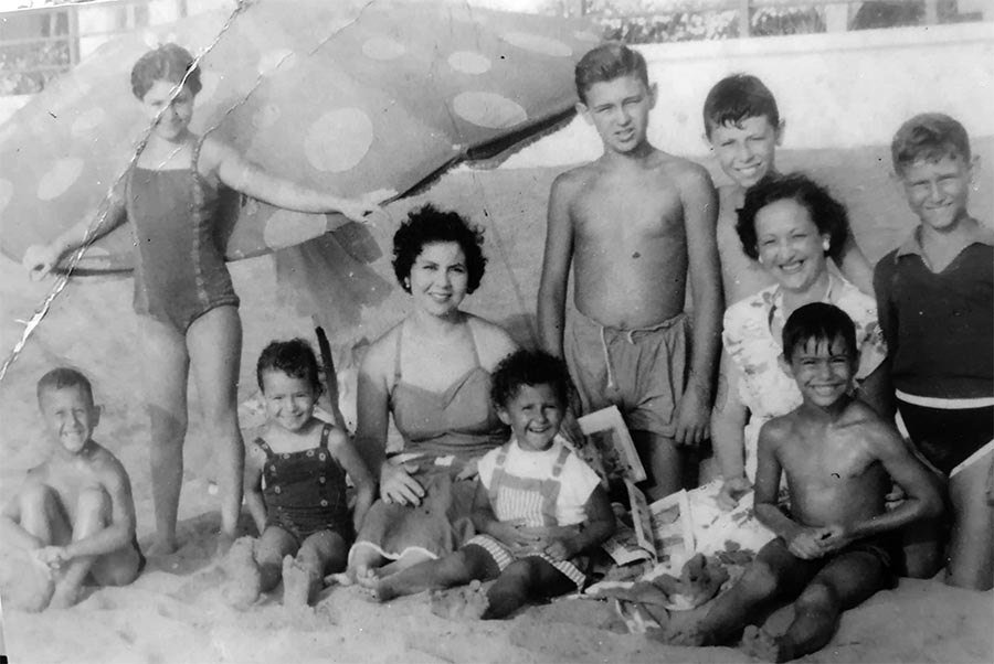 La familia Salas posa en 1955 en Las Canteras