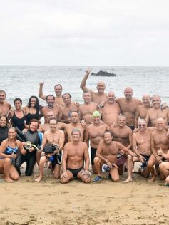 Medio centenar de nadadores y nadadoras en el 50º aniversario de la travesía a nado del primer domingo de octubre