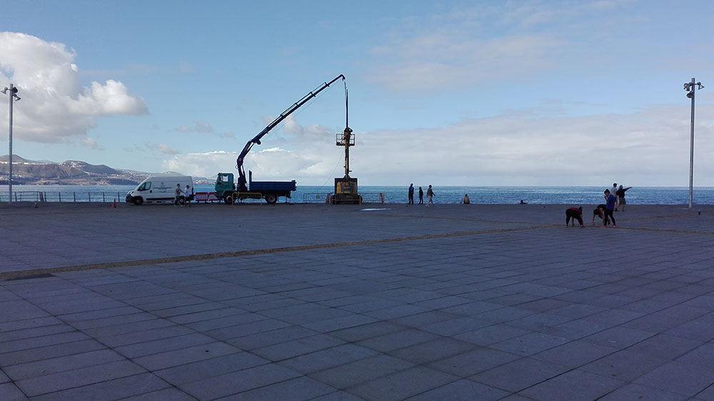 El Ayuntamiento retira la escultura Juguete del Viento para restaurarla