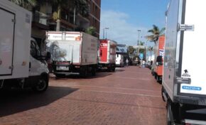 Los vecinos de la calle Tenerife cogen firmas para denunciar el incumplimiento de la normativa de tráfico sobre carga y descarga
