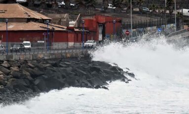 Una ola embate en el muro Lloret