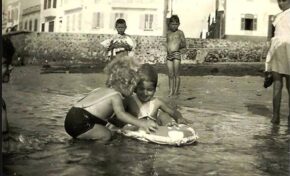 Niños jugando en la Playa Chica de los años treinta del siglo pasado