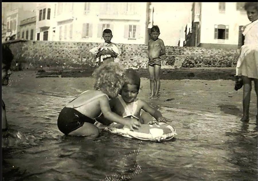 Niños jugando en la Playa Chica de los años treinta del siglo pasado
