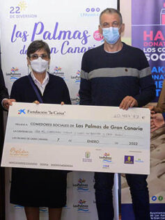 Los comedores sociales de Las Palmas de Gran Canaria reciben la recaudación solidaria del Belén de arena de Las Canteras