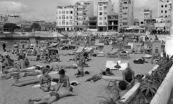 Años sesenta: la playa de Las Canteras inmortalizada por el fotógrafo Nicolás Muller