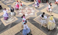La música y los bailes folclóricos regresan al Pueblo Canario y se estrenan en la Plaza de España