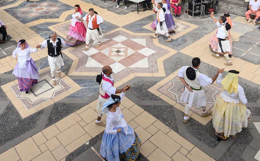 La música y los bailes folclóricos regresan al Pueblo Canario y se estrenan en la Plaza de España