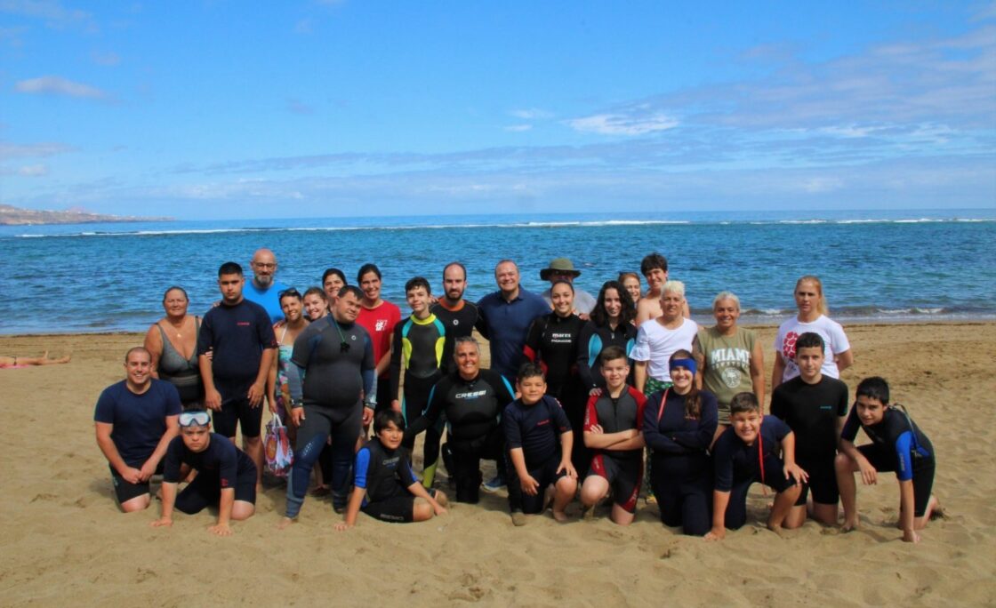 El alcalde Augusto Hidalgo y el concejal de Deportes, Aridany Romero, acudieron a la Playa Chica para apoyar las jornadas de iniciación al buceo «Bautismo de mar» para jóvenes con capacidades diferentes de la Asociación Aprodesli