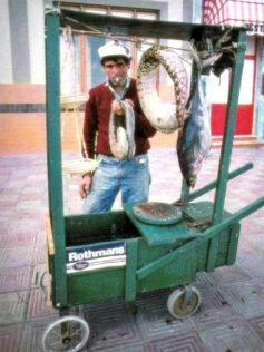 Suso y su carrito de vender pescado