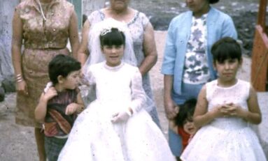 1965: Mara en El Confital en el día de su "primera comunión"
