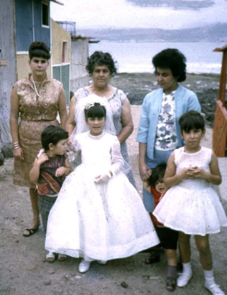 1965: Mara en El Confital en el día de su «primera comunión»