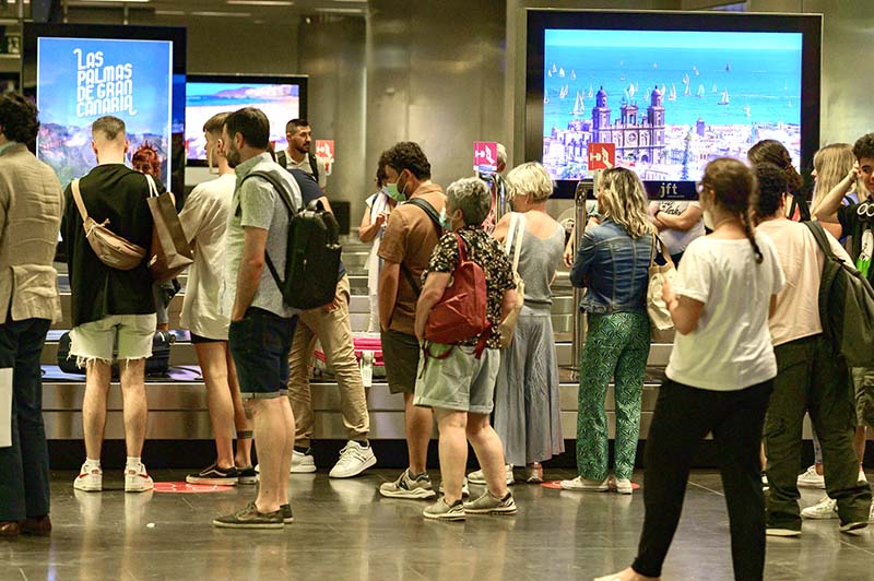 Las Palmas de Gran Canaria promociona sus atractivos turísticos en el aeropuerto de Gran Canaria