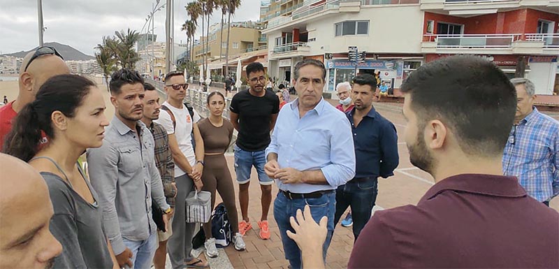 Coalición Canaria mantiene una reunión con un grupo de socorristas de Las Canteras para conocer las condiciones en las que prestan sus servicios