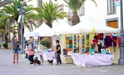 La Plaza de Santa Ana estrena mercado de artesanía promovida por el Ayuntamiento y la FEDAC