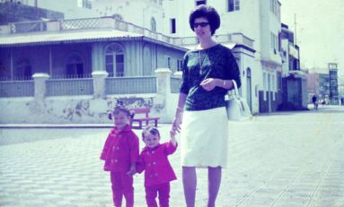 1965: Pilar Bello García con sus hijas Aurora y Constanza