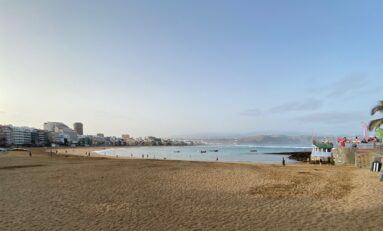 Ciudad de Mar intensifica el saneamiento de la arena en la zona tradicional de barquillas de pesca en La Puntilla