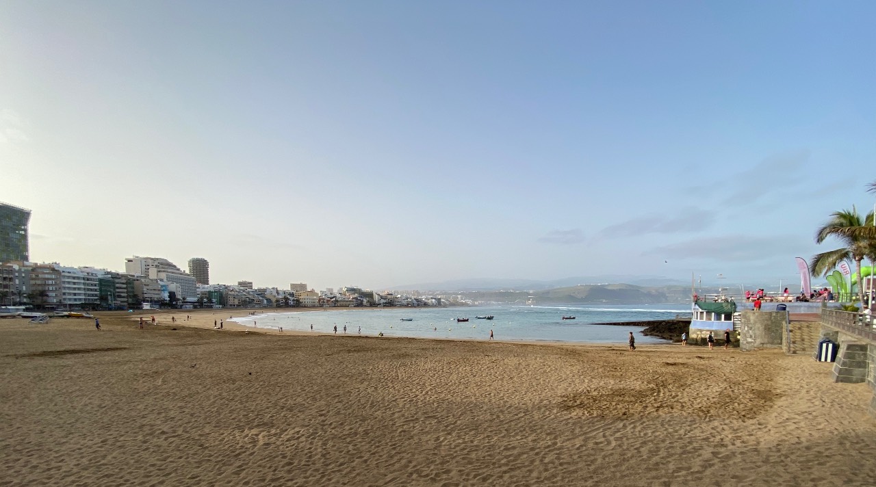 Ciudad de Mar intensifica el saneamiento de la arena en la zona tradicional de barquillas de pesca en La Puntilla
