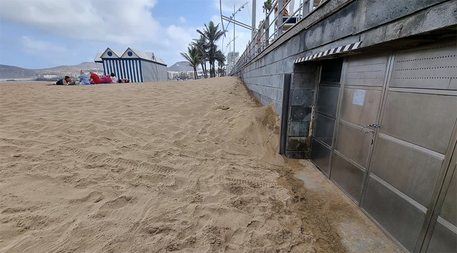 La acumulación de arena seca en la Playa Grande amenaza al paseo de Las Canteras