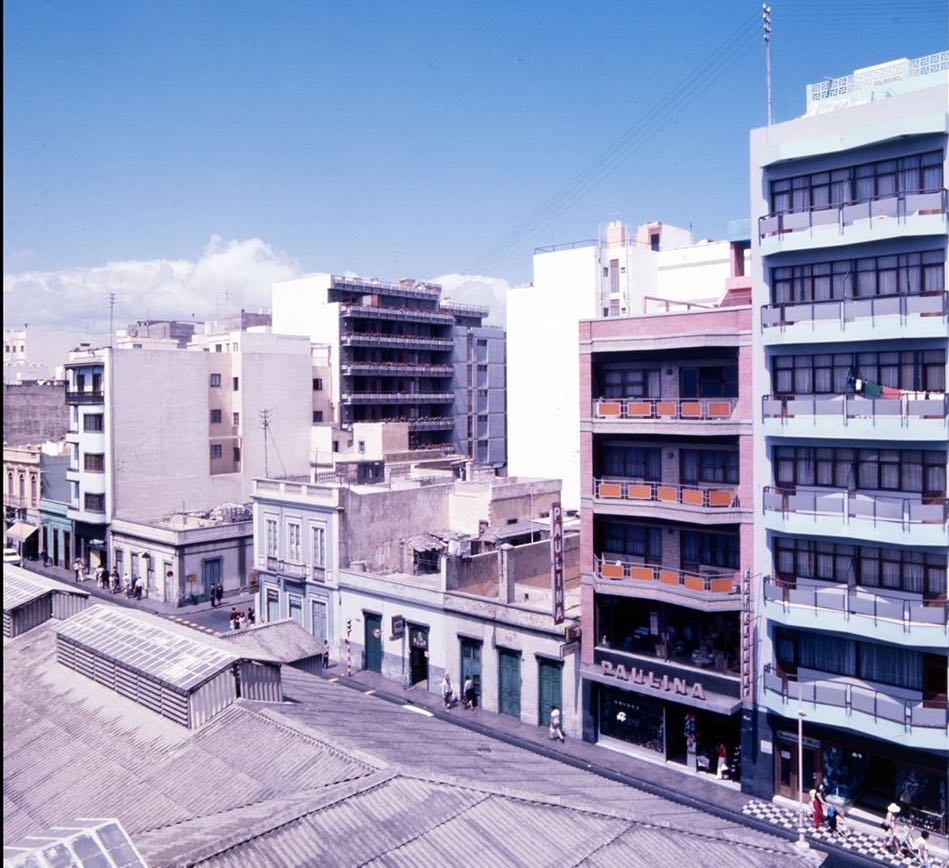 Calle Albareda frente al Mercado del Puerto en los años setenta