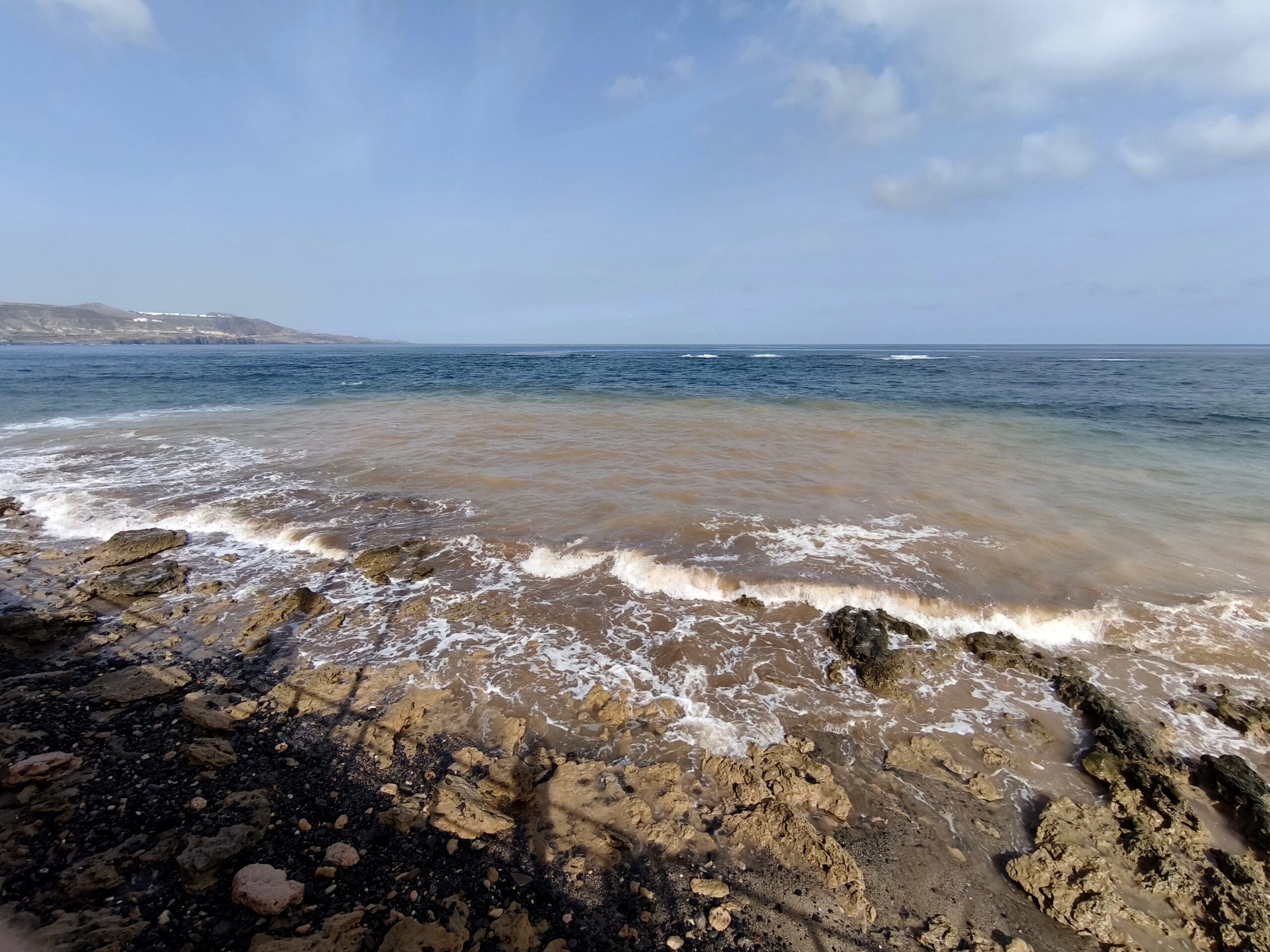 Mancha en Punta Brava producida por la arcilla